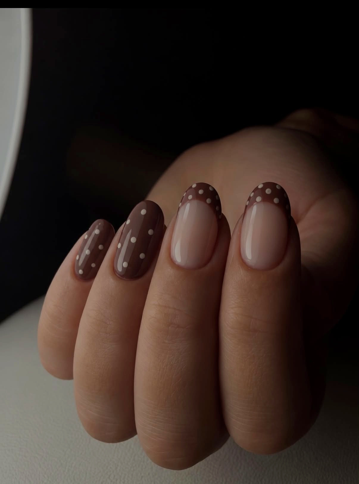 Bruine French manicure met witte stipjes