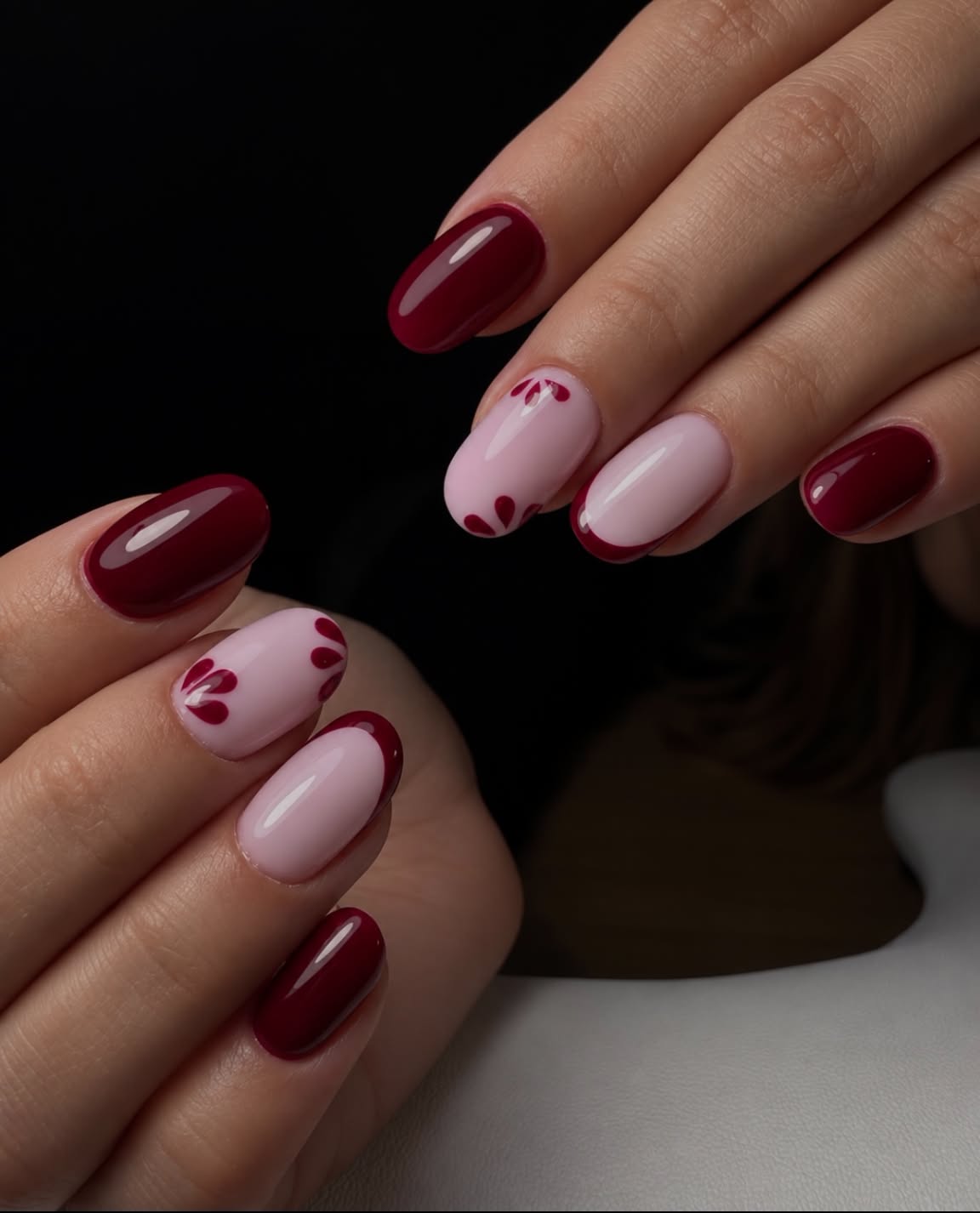 Bordeauxrode en nude nagels met hartjes en French tips
